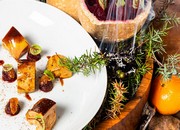 Foie gras poché et poêlé, betterave en croûte de genévrier et consommé de canard au vin Maury
