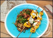 Taboulé de quinoa rouge et brochettes de poulet, sauce au yaourt grec