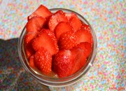 Compote de rhubarbe à la vanille, fraises et sablés vanille