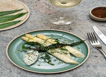 Asperges, brocciu à l'ail des ours