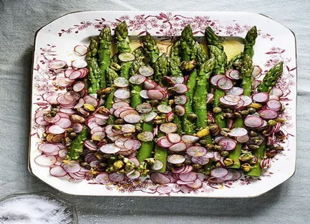 Asperges vapeur et condiment croquant aux radis