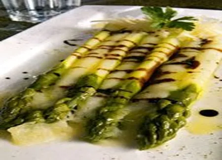 Asperges vertes et écrasé de pommes de terre