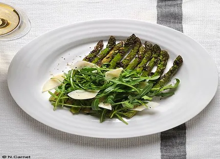 Asperges vertes rôties, tapenade noire