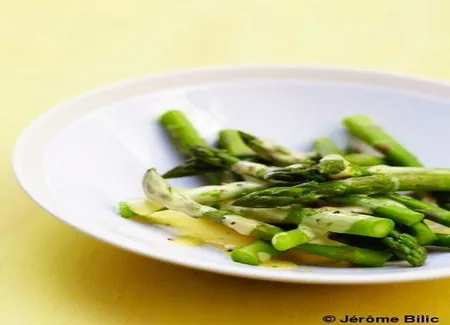 Asperges vertes, sauce hollandaise au citron