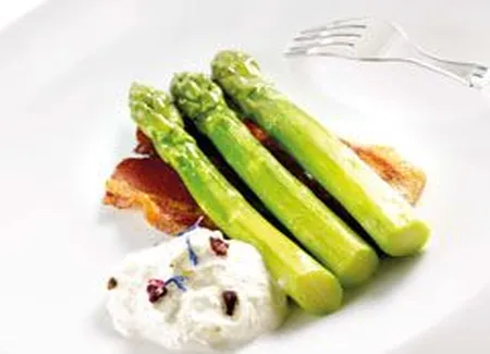 Asperges vertes sur craquants de poitrine et sa chantilly de reblochon