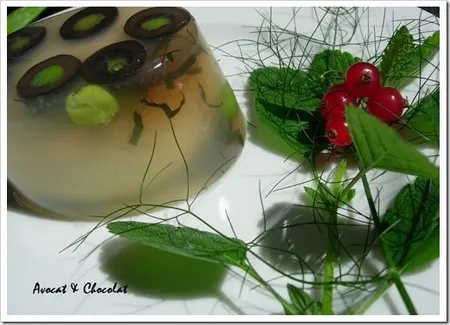 Aspic aux petits pois, olives & herbes fraîches à l'agar-agar