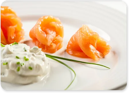Assiettes de saumon fumé au raifort