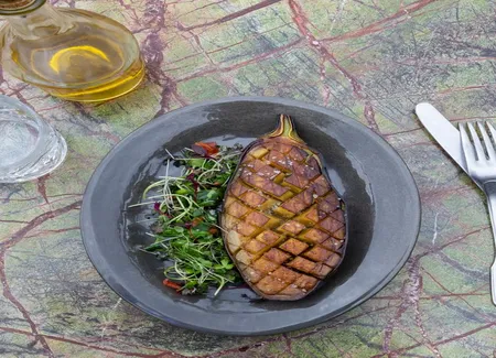 Aubergine rôtie, miel et citron vert
