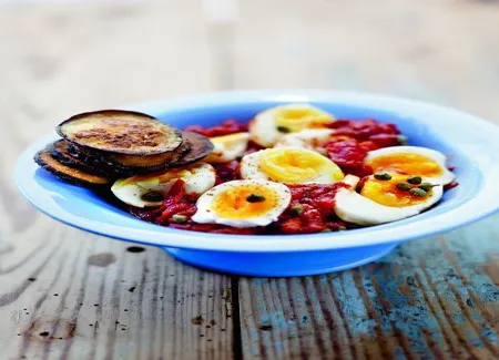 Aubergines frites et oeufs en sauce piquante