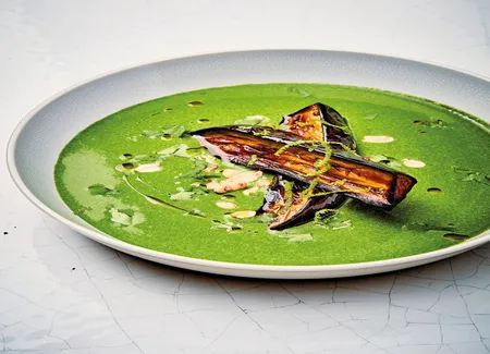 Aubergines rôties au miso, velouté d'épinards, coco et cacahuètes