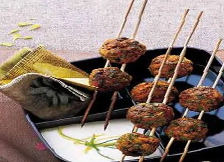 Boulettes de dinde aux herbes et au curry, sauce au yaourt citronne