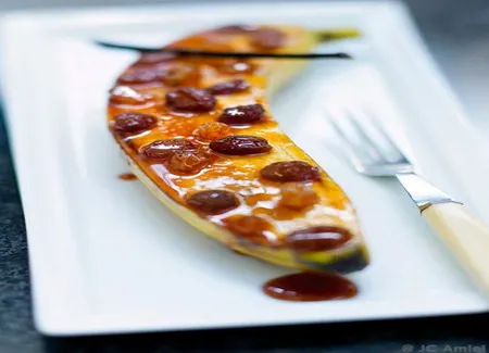 Bananes étuvées aux raisins confits et caramel aux épices