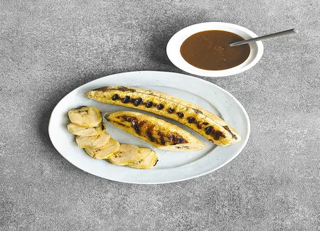 Bananes plantain grillées, sauce au sucre de palme