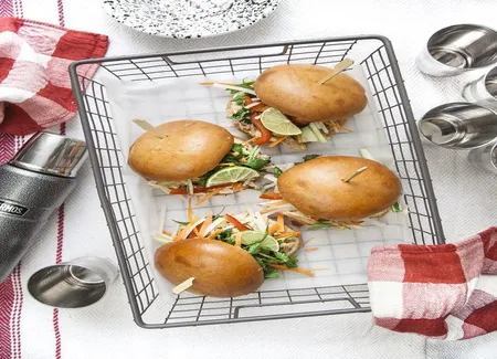 Banh mi burger poulet et crudités