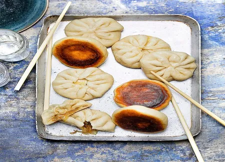 Baozi grillés aux oignons confits, cheddar fumé, et comté