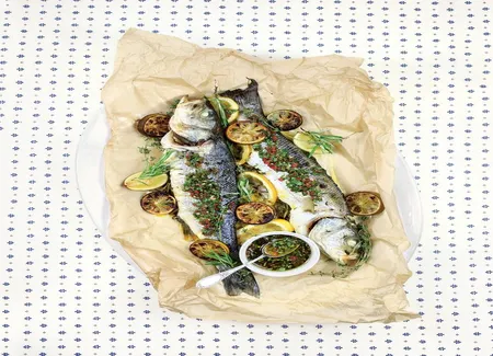Bar en papillote, sauce pimentée