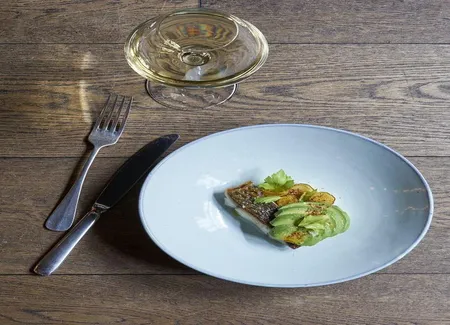 Bar sauvage, poireau grillé, avocat