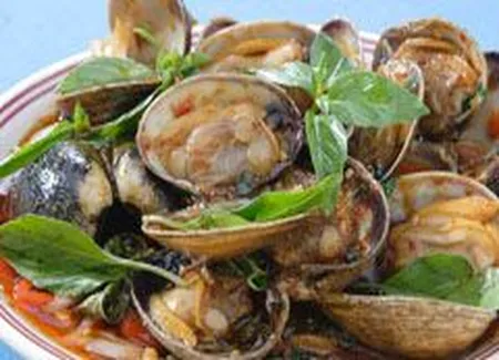 Barbecue de moules et de palourdes fraîches