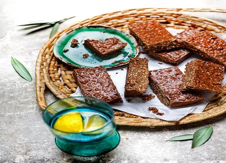Barres de céréales au riz soufflé, chocolat, sésame et baies de goji