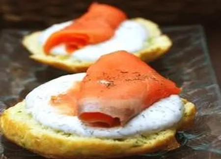 Biscuits à la ciboulette, fromage à la crème à l'aneth et saumon fumé