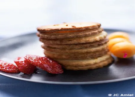 Biscuits au citron et aux amandes, fruits découpés