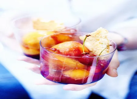 Biscuits aux amandes et fruits pochés