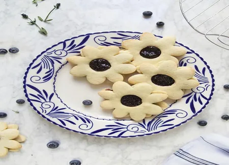 Biscuits et confiture myrtilles-lavande