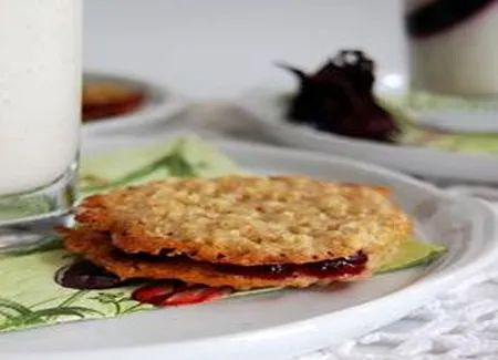 Biscuits florentins à l'avoine à la gelée d'hibiscus