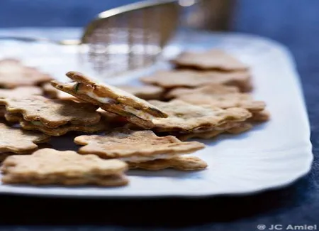Biscuits fourrés au saumon et à l'aneth