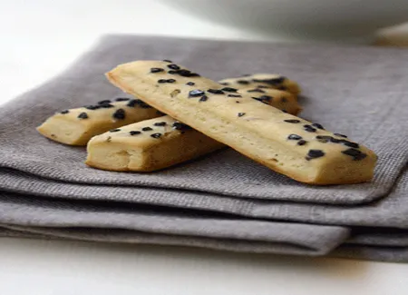 Biscuits salés chèvre, thym et sel noir
