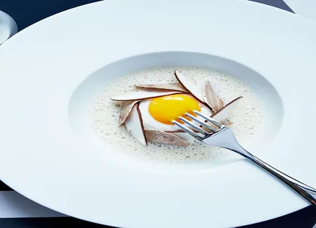 Blanc-manger d'oeuf mollet à la truffe blanche d'alba, émulsion de cèpes de mathieu pacaud