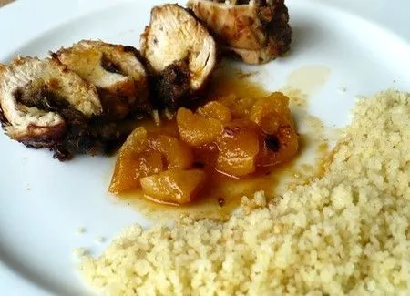 Blancs de poulet farcis aux dattes fraîches, sauce à l'orange et abricots secs