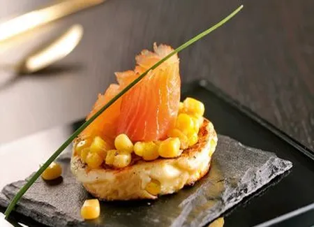Blinis aux grains de maïs, pommes des champs et saumon fumé