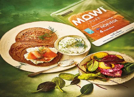 Blinis cacao-gingembre, chantilly au chèvre frais, saumon fumé, salade de jeunes pousses et betterave