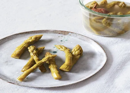 Bocaux d'asperges vertes à la cardamome