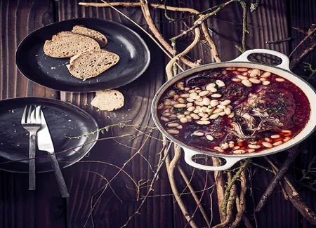 Boeuf braisé au vin rouge et aux épices, haricots blancs