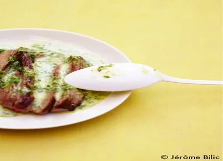 Boeuf grillé, sauce hollandaise aux herbes
