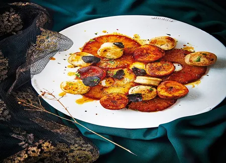 Boudins blancs aux truffes, bananes plantains et ananas caramélisé
