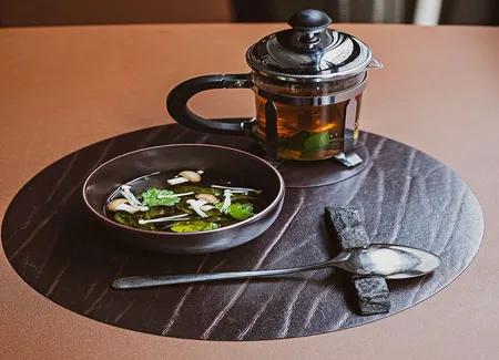 Bouillon à la bergamote, algues et champignons