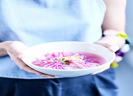 Bouillon au soja, crevettes et betterave chioggia