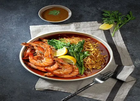 Bouillon aux crevettes, miso et mini-aubergines