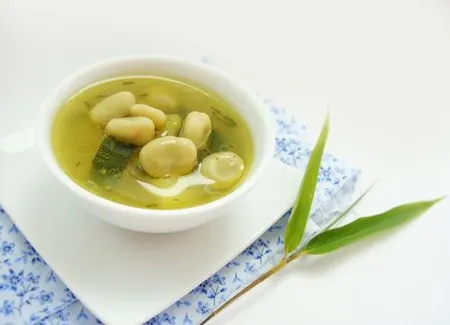 Bouillon aux fèves, gingembre et citron