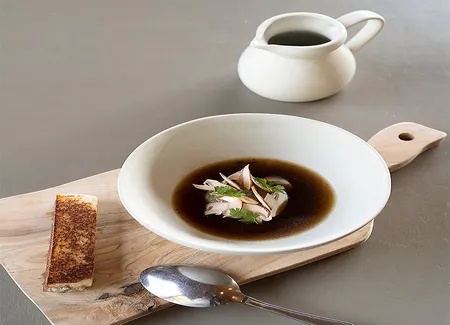 Bouillon corsé, champignons, mouillette