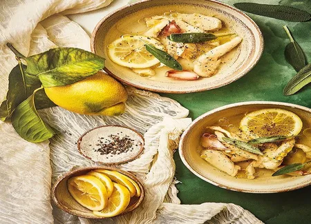 Bouillon d'ail à la sauge et au poulet