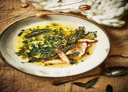 Bouillon d'herbes à la dinde épicée