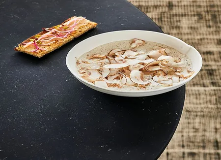 Bouillon de champignons au parfum de pain d'orge brûlé