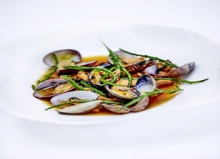 Bouillon de champignons iodé, vongole, salicorne