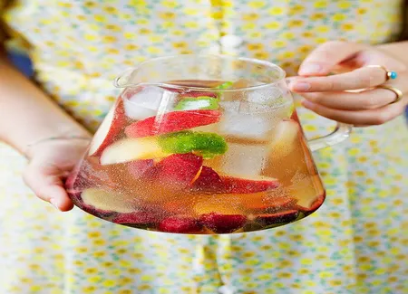 Bouillon de gingembre, feuilles de combawa, pêches blanches et cerises