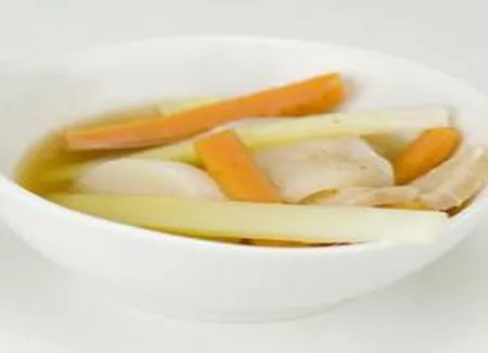Bouillon de pétoncles et de dorade au gingembre