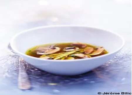 Bouillon de poularde aux champignons et au gingembre